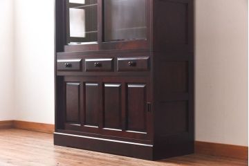 中古　北海道民芸家具　和洋どちらの空間にも馴染むシックなカップボード(食器棚、収納棚)(定価約35万円)