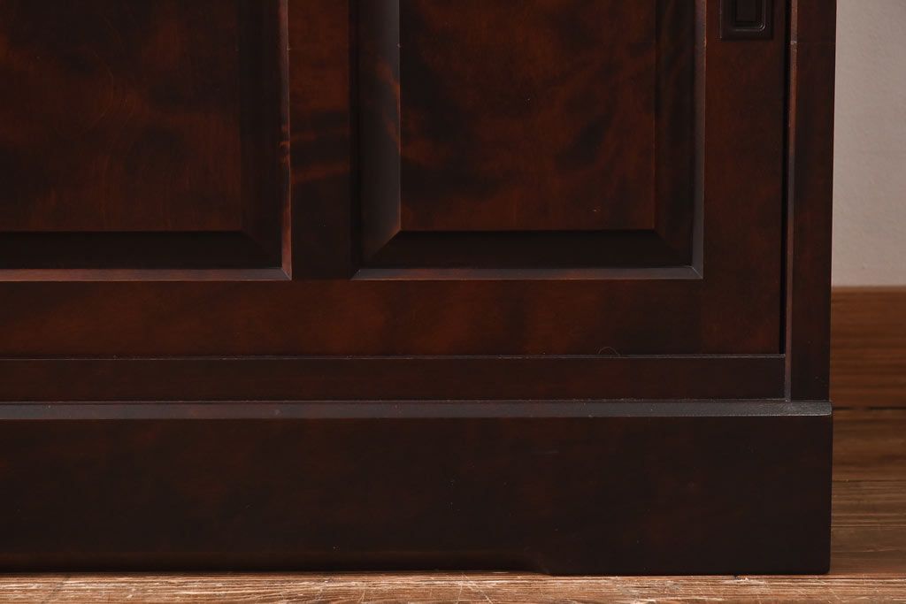 中古　北海道民芸家具　和洋どちらの空間にも馴染むシックなカップボード(食器棚、収納棚)(定価約35万円)