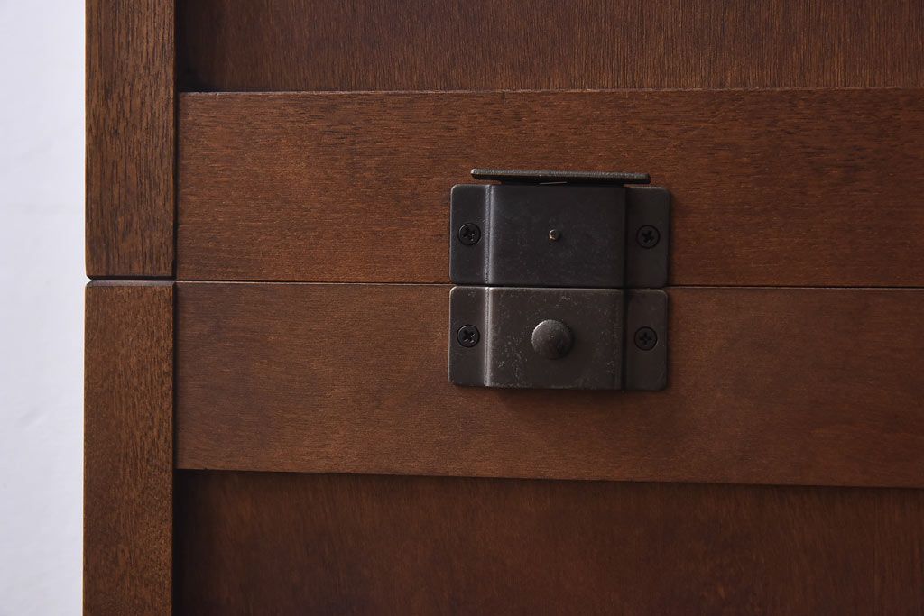 中古　北海道民芸家具　和洋どちらの空間にも馴染むシックなカップボード(食器棚、収納棚)(定価約35万円)