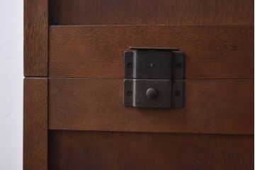 中古　北海道民芸家具　和洋どちらの空間にも馴染むシックなカップボード(食器棚、収納棚)(定価約35万円)