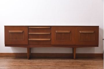北欧家具　チーク材　デザイン性と機能が備わったサイドボード(ローボード、サイドチェスト)