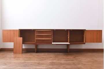 北欧家具　チーク材　デザイン性と機能が備わったサイドボード(ローボード、サイドチェスト)