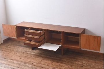 北欧家具　チーク材　デザイン性と機能が備わったサイドボード(ローボード、サイドチェスト)