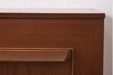 北欧家具　チーク材　デザイン性と機能が備わったサイドボード(ローボード、サイドチェスト)