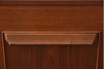 北欧家具　チーク材　デザイン性と機能が備わったサイドボード(ローボード、サイドチェスト)