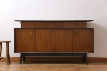 ヴィンテージ家具　北欧ビンテージ　G-PLAN　BBシリーズ　引き手がおしゃれな雰囲気を高めるサイドボード(リビングボード、収納棚)