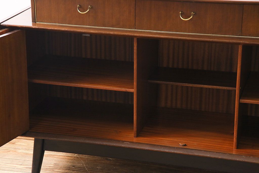 ヴィンテージ家具　北欧ビンテージ　G-PLAN　BBシリーズ　引き手がおしゃれな雰囲気を高めるサイドボード(リビングボード、収納棚)