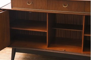 ヴィンテージ家具　北欧ビンテージ　G-PLAN　BBシリーズ　引き手がおしゃれな雰囲気を高めるサイドボード(リビングボード、収納棚)