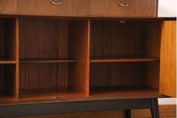 ヴィンテージ家具　北欧ビンテージ　G-PLAN　BBシリーズ　引き手がおしゃれな雰囲気を高めるサイドボード(リビングボード、収納棚)