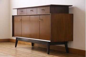 ヴィンテージ家具　北欧ビンテージ　G-PLAN　BBシリーズ　引き手がおしゃれな雰囲気を高めるサイドボード(リビングボード、収納棚)