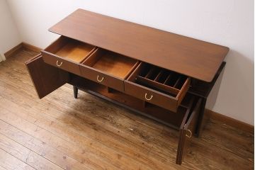 ヴィンテージ家具　北欧ビンテージ　G-PLAN　BBシリーズ　引き手がおしゃれな雰囲気を高めるサイドボード(リビングボード、収納棚)