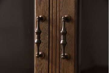 中古　永田良介商店製　面取りガラス扉の脚付きキャビネット(収納棚、本箱、ペデスタルキャビネット)(定価約68万円)(1)