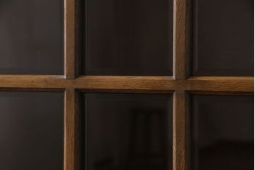 中古　永田良介商店製　面取りガラス扉の脚付きキャビネット(収納棚、本箱、ペデスタルキャビネット)(定価約68万円)(1)