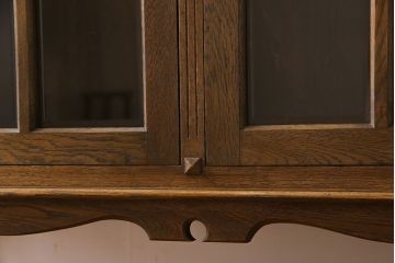 中古　永田良介商店製　面取りガラス扉の脚付きキャビネット(収納棚、本箱、ペデスタルキャビネット)(定価約68万円)(1)