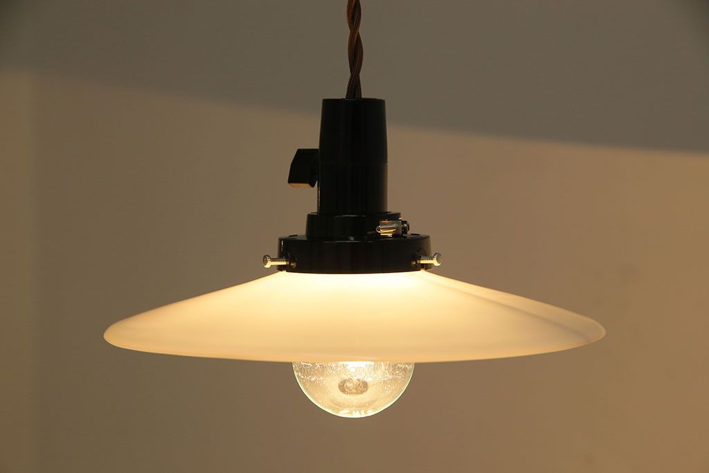 昭和レトロ　懐かしさと温かみを感じるシンプルな平笠シェードのペンダントライト(電笠、吊り下げ照明、天井照明)