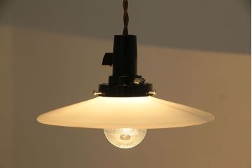 昭和レトロ　懐かしさと温かみを感じるシンプルな平笠シェードのペンダントライト(電笠、吊り下げ照明、天井照明)