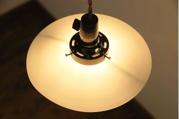 昭和レトロ　懐かしさと温かみを感じるシンプルな平笠シェードのペンダントライト(電笠、吊り下げ照明、天井照明)