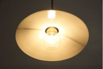 昭和レトロ　懐かしさと温かみを感じるシンプルな平笠シェードのペンダントライト(電笠、吊り下げ照明、天井照明)