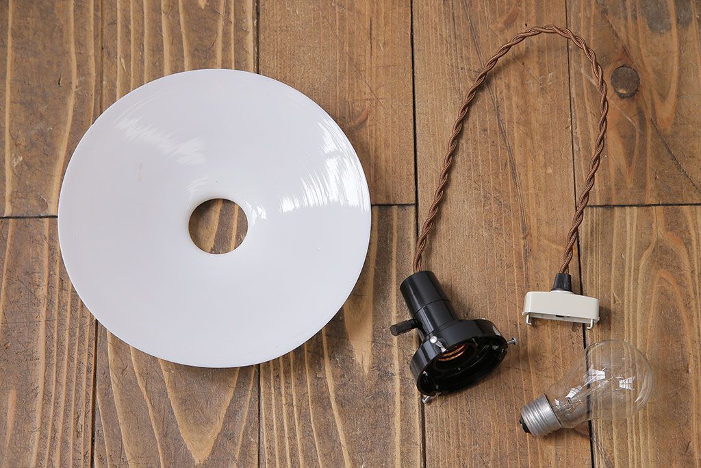 昭和レトロ　懐かしさと温かみを感じるシンプルな平笠シェードのペンダントライト(電笠、吊り下げ照明、天井照明)