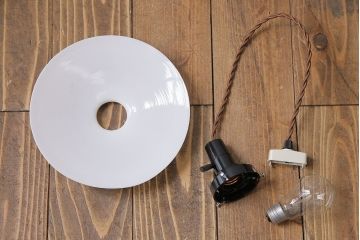 昭和レトロ　懐かしさと温かみを感じるシンプルな平笠シェードのペンダントライト(電笠、吊り下げ照明、天井照明)