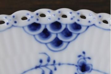 中古　ROYAL COPENHAGEN(ロイヤルコペンハーゲン)　ブルーフルーテッド　フルレース　23cmプレート2枚セット(洋食器)(定価約7万6千円)(1)