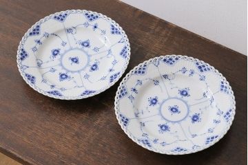 中古　ROYAL COPENHAGEN(ロイヤルコペンハーゲン)　ブルーフルーテッド　フルレース　23cmプレート2枚セット(洋食器)(定価約7万6千円)(1)