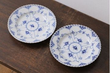 アンティーク雑貨　中古　ROYAL COPENHAGEN(ロイヤルコペンハーゲン)　ブルーフルーテッド　フルレース　23cmプレート2枚セット(ディーププレート、洋食器)(定価約7万6千円)(2)