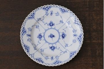 アンティーク雑貨　中古　ROYAL COPENHAGEN(ロイヤルコペンハーゲン)　ブルーフルーテッド　フルレース　23cmプレート2枚セット(ディーププレート、洋食器)(定価約7万6千円)(2)