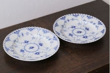 アンティーク雑貨　中古　ROYAL COPENHAGEN(ロイヤルコペンハーゲン)　ブルーフルーテッド　フルレース　23cmプレート2枚セット(ディーププレート、洋食器)(定価約7万6千円)(2)