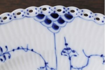 アンティーク雑貨　中古　ROYAL COPENHAGEN(ロイヤルコペンハーゲン)　ブルーフルーテッド　フルレース　23cmプレート2枚セット(ディーププレート、洋食器)(定価約7万6千円)(3)