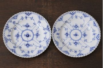 アンティーク雑貨　中古　ROYAL COPENHAGEN(ロイヤルコペンハーゲン)　ブルーフルーテッド　フルレース　23cmプレート2枚セット(ディーププレート、洋食器)(定価約7万6千円)