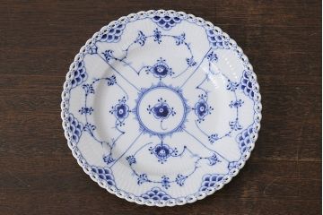 アンティーク雑貨　中古　ROYAL COPENHAGEN(ロイヤルコペンハーゲン)　ブルーフルーテッド　フルレース　23cmプレート2枚セット(ディーププレート、洋食器)(定価約7万6千円)