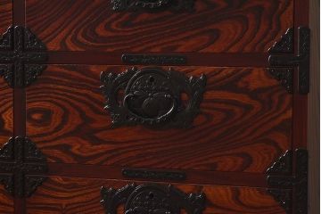 中古　岩谷堂箪笥　鮮明な木目と金具が存在感を放つチェスト(衣装箪笥、和タンス、整理箪笥)