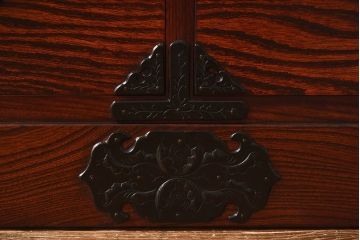 中古　岩谷堂箪笥　鮮明な木目と金具が存在感を放つチェスト(衣装箪笥、和タンス、整理箪笥)
