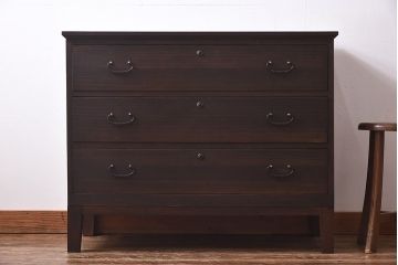 アンティーク家具　昭和中期　当時ものの取っ手が愛らしい脚付箪笥ローチェスト(ローボード、衣装箪笥)