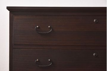アンティーク家具　昭和中期　当時ものの取っ手が愛らしい脚付箪笥ローチェスト(ローボード、衣装箪笥)