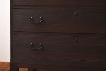 アンティーク家具　昭和中期　当時ものの取っ手が愛らしい脚付箪笥ローチェスト(ローボード、衣装箪笥)