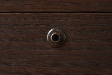 アンティーク家具　昭和中期　当時ものの取っ手が愛らしい脚付箪笥ローチェスト(ローボード、衣装箪笥)