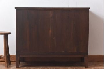 アンティーク家具　昭和中期　当時ものの取っ手が愛らしい脚付箪笥ローチェスト(ローボード、衣装箪笥)