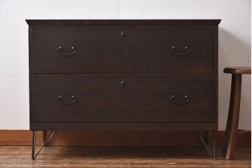 レトロ家具　昭和レトロ　鉄脚付き　小花柄の引手が愛らしい箪笥ローチェスト(ローボード、衣装箪笥)