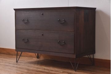 レトロ家具　昭和レトロ　鉄脚付き　小花柄の引手が愛らしい箪笥ローチェスト(ローボード、衣装箪笥)