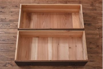 レトロ家具　昭和レトロ　鉄脚付き　小花柄の引手が愛らしい箪笥ローチェスト(ローボード、衣装箪笥)