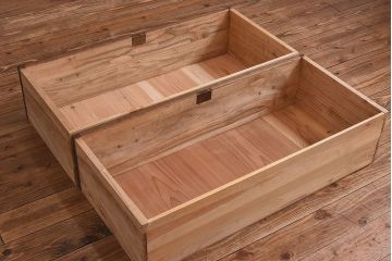 レトロ家具　昭和レトロ　鉄脚付き　小花柄の引手が愛らしい箪笥ローチェスト(ローボード、衣装箪笥)