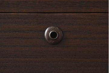 レトロ家具　昭和レトロ　鉄脚付き　小花柄の引手が愛らしい箪笥ローチェスト(ローボード、衣装箪笥)