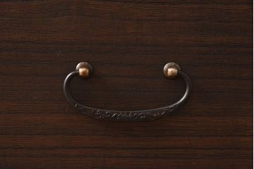 レトロ家具　昭和レトロ　鉄脚付き　小花柄の引手が愛らしい箪笥ローチェスト(ローボード、衣装箪笥)