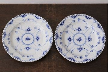 中古　ROYAL COPENHAGEN(ロイヤルコペンハーゲン)　ブルーフルーテッドフルレース　25cmプレート2枚セット(洋食器)(定価約8万6千円)(1)