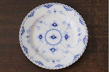 中古　ROYAL COPENHAGEN(ロイヤルコペンハーゲン)　ブルーフルーテッドフルレース　25cmプレート2枚セット(洋食器)(定価約8万6千円)(1)