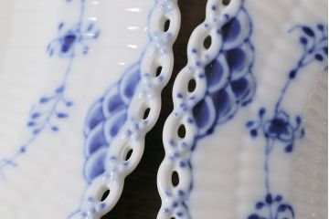 中古　ROYAL COPENHAGEN(ロイヤルコペンハーゲン)　ブルーフルーテッドフルレース　25cmプレート2枚セット(洋食器)(定価約8万6千円)(1)