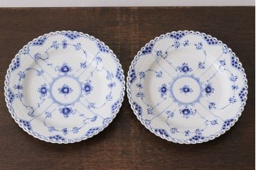 中古　ROYAL COPENHAGEN(ロイヤルコペンハーゲン)　ブルーフルーテッドフルレース　25cmプレート2枚セット(洋食器)(定価約8万6千円)(2)