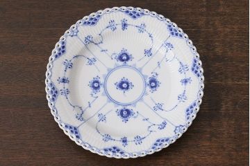 中古　ROYAL COPENHAGEN(ロイヤルコペンハーゲン)　ブルーフルーテッドフルレース　25cmプレート2枚セット(洋食器)(定価約8万6千円)(2)